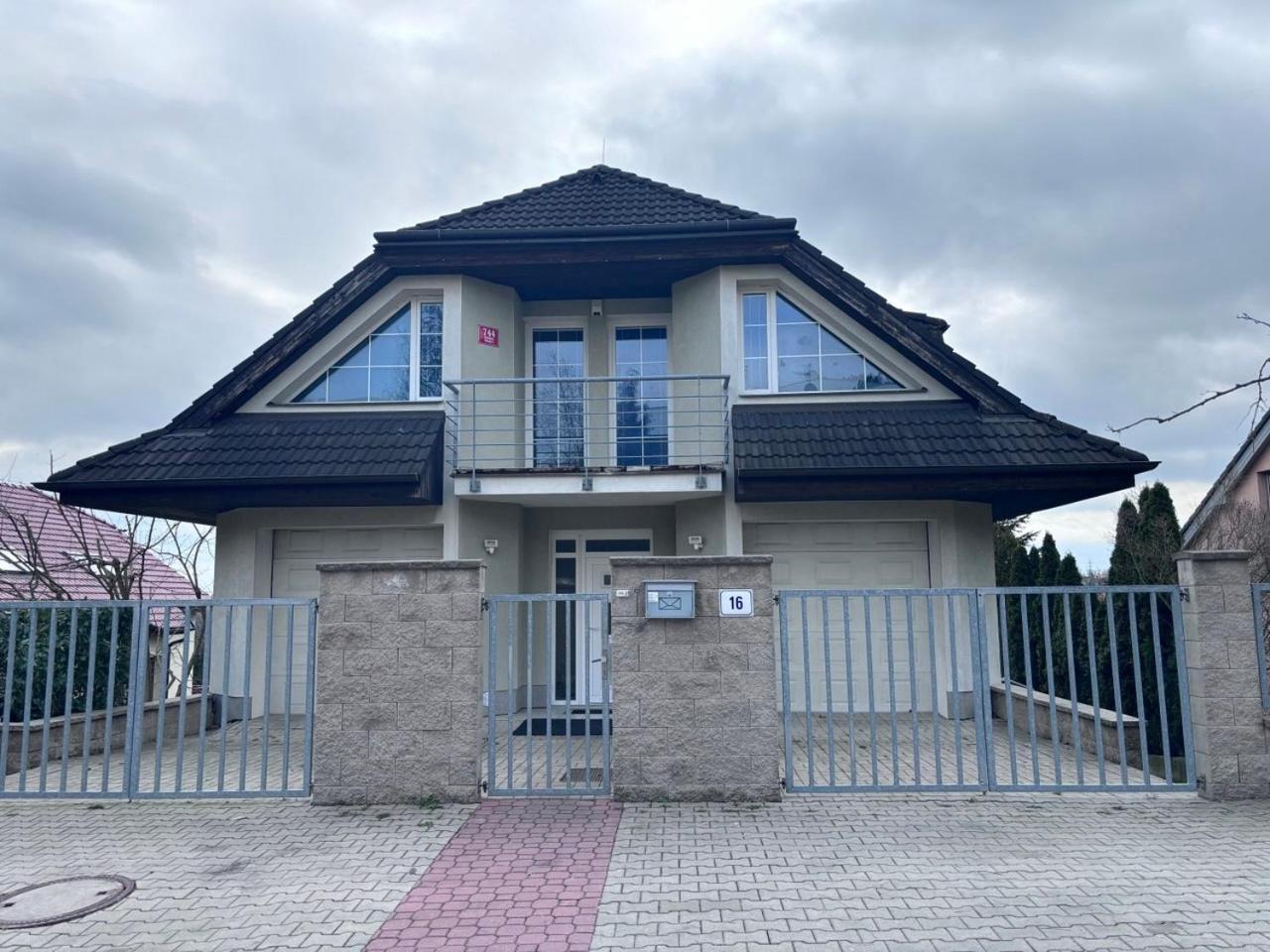 Diamondvilla, 4 Bedroom Apartment, Garden & Spa 프라하 외부 사진
